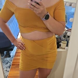 ***SIZE SAYS XL BUT FIT FOR M***Vibrant Yellow Ruched Mini Skirt Set